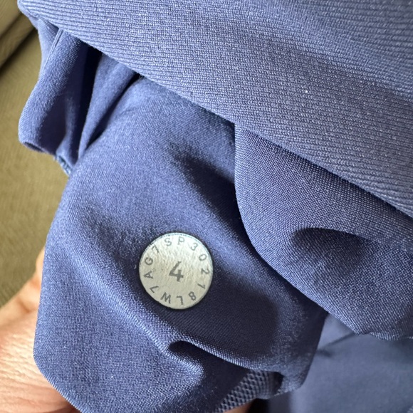 lululemon women’s shorts Track That Mid Navy Blue - Size 4 - EUC - Picture 4 of 4